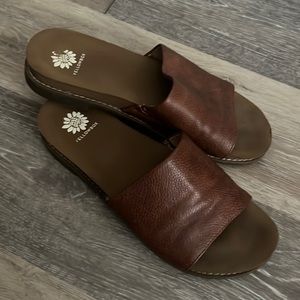Size 6.5 Yellowbox brown slides